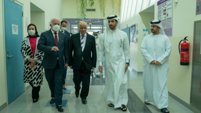 سلطان بن أحمد القاسمي يتفقد مختبرات كلية طب الأسنان بجامعة الشارقة