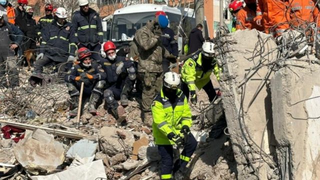 فريق الإمارات للبحث والإنقاذ ينقذ شابين في كهرمان مرعش بعد 9 أيام من الزلزال