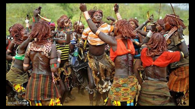 طقوس غريبة للزواج بقبائل "وادي أومو" بإثيوبيا.. ضرب ودماء