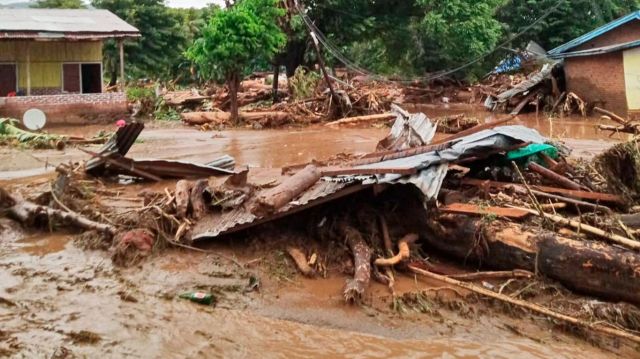 ارتفاع حصيلة ضحايا الفيضانات والانهيارات الأرضية في إندونيسيا إلى 128 قتيلا