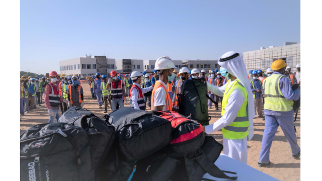 "معايير العمل" توزع 500 حقيبة على العمال في حملة "شتاء دافئ"