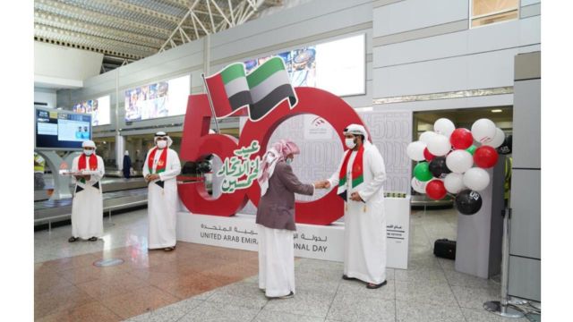مطار الشارقة يحتفل مع المسافرين بعيد الاتحاد الخمسين