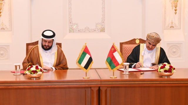 الإمارات وسلطنة عمان توقعان عددا من مذكرات التعاون المشترك على هامش زيارة رئيس الدولة لمسقط.