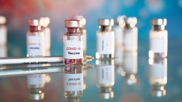 وزارة الصحة توفر خدمة التطعيم بجرعات لقاح "كوفيد-19" لكبار السن من المواطنين والمقيمين في المنازل