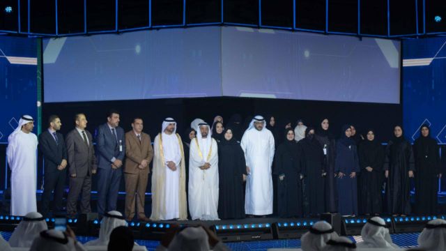 عبد الله بن سالم القاسمي يكرم الفائزين بجائزة الشارقة للتميز التربوي