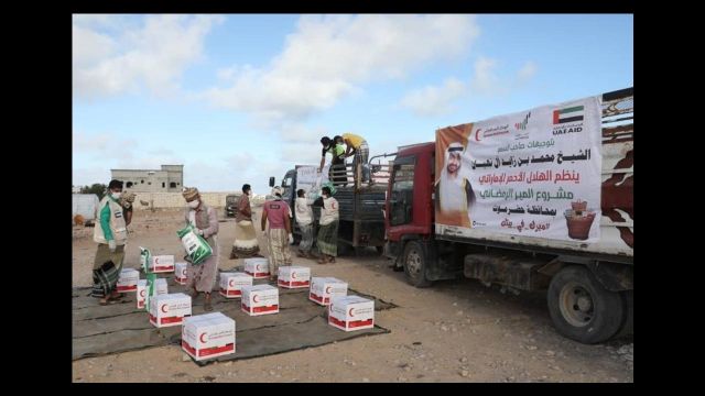 أكثر من 100 ألف مستفيد من حملة "إفطار صائم" الإماراتية في 4 محافظات يمنية.
