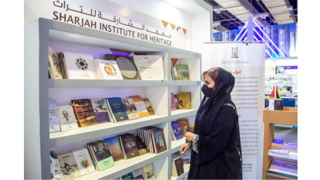 سفيرة الإمارات لدى مصر تزور جناح "الشارقة للتراث" في معرض القاهرة الدولي للكتاب