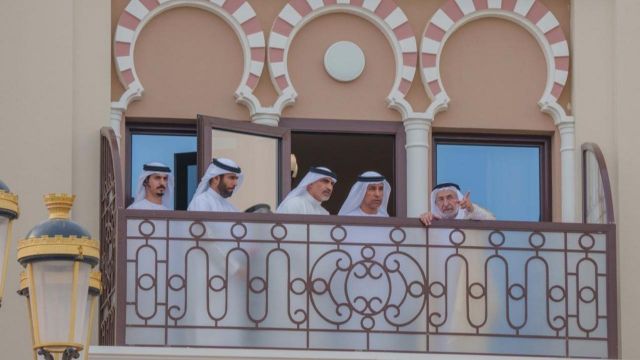 حاكم الشارقة يدشن البنايات التجارية في مدينة دبا الحصن ويُسلم سندات الملكية لأصحابها.