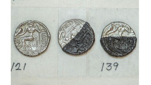 آثار الشارقة تعثر على مجموعة من العملات الفضية تعود للقرن الثالث قبل الميلاد