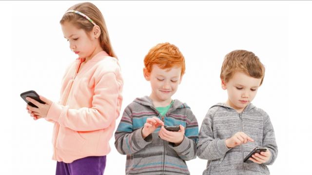 الأجهزة الذكية تفقد الأطفال مهارة حياتية مهمة