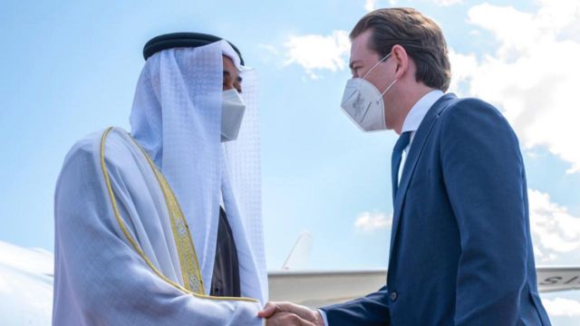 محمد بن زايد وسيباستيان كورتس يشهدان توقيع اتفاقية الشراكة الإستراتيجية الشاملة بين الإمارات والنمسا.‎‎