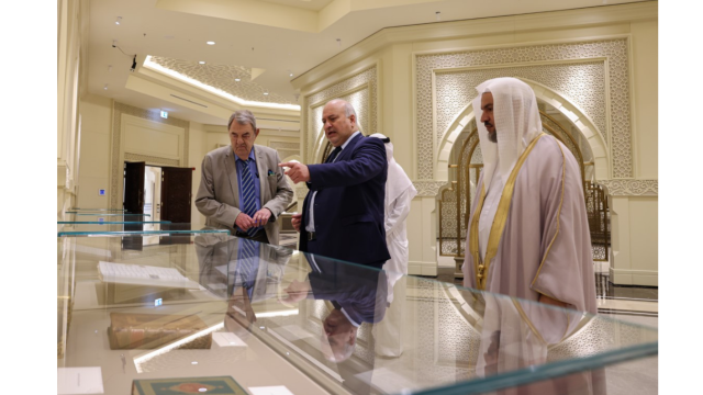 رئيس غرفة التجارة العربية النمساوية يزور مجمع القرآن الكريم بالشارقة.