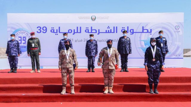 اللواء الكعبي يقدم الميداليات والكؤوس للفائزين بالمراكز الثلاثة الأولى في مسابقة رماية العمليات الشرطية بالبندقية