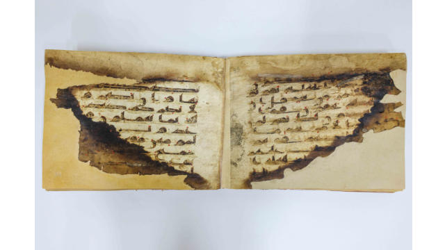 حاكم الشارقة يهدي مجمع القرآن الكريم أربعة مخطوطات لمصاحف نادرة