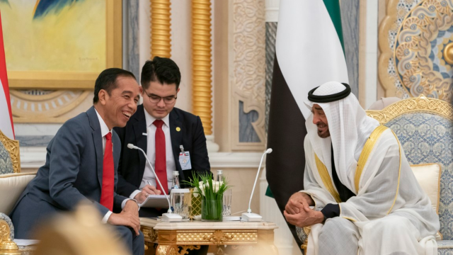 محمد بن زايد ورئيس إندونيسيا يشهدان تبادل مذكرات تفاهم واتفاقيات بين البلدين