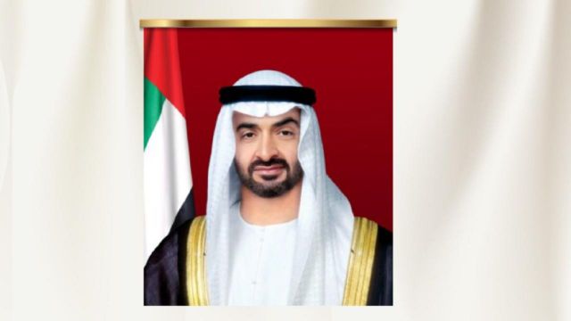 محمد بن زايد والرئيس الفرنسي يشهدان  توقيع عدد من الاتفاقيات بين البلدين.