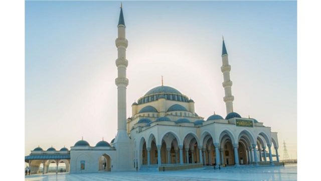 مسجد الشارقة .. تحفة معمارية ومنارة إسلامية