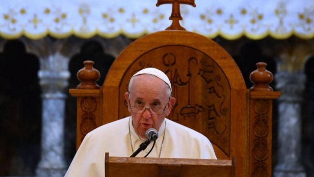 البابا فرانسيس يستمع لـ"روايات مؤلمة".. ويحث على الصفح